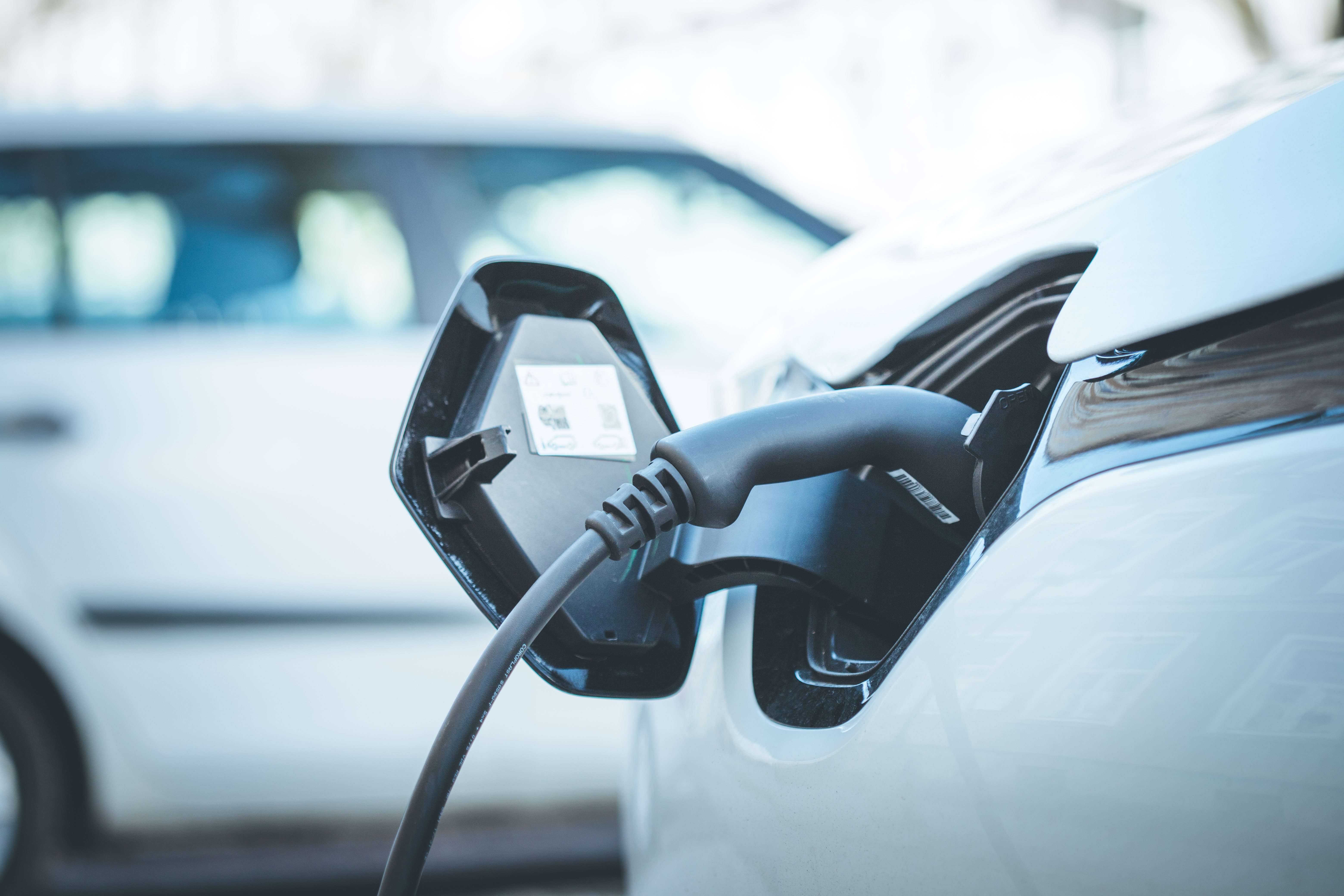 Zakaj se splača postaviti javna električna polnilna postaja za avto pred svojim domom